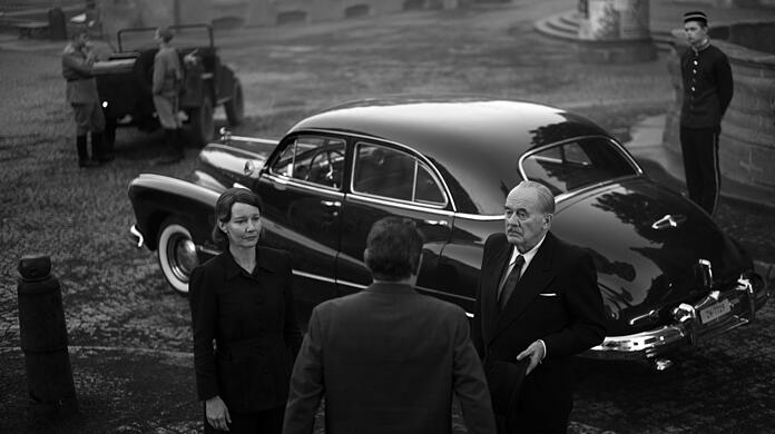 Ankunft in Weimar: Thomas Mann (Hanns Zischler) und Tochter Erika Mann (Sandra H&uuml;ller) werden von Johannes R. Becher (Devid Striesow) empfangen.