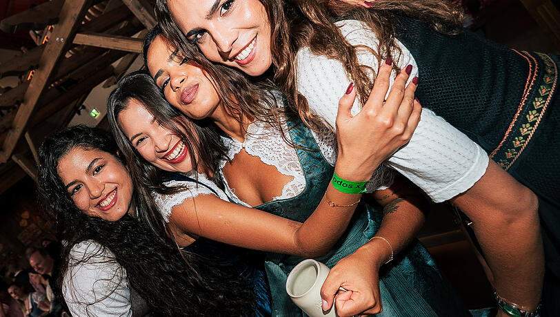 Brasilianische Wiesn-Premiere: Vier junge Frauen im Dirndl feiern im neuen Bodo’s Cafézelt Samba, Caipirinha und Feijoada beim „Gostosinho“-Event. Brasilianische Wiesn-Premiere: Vier junge Frauen im Dirndl feiern im neuen Bodo’s Cafézelt Samba, Caipirinha und Feijoada beim „Gostosinho“-Event.