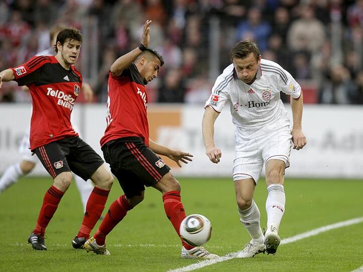 Laufduell ohne echte Spritzigkeit: Bayerns Ivica Olic (r.) und Leverkusens Tranquillo Barnetta (l.) und Arturo Vidal.