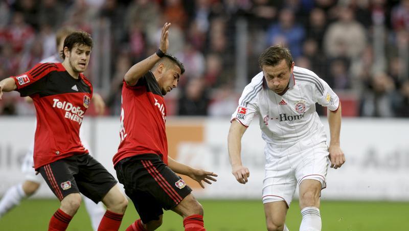 Laufduell ohne echte Spritzigkeit: Bayerns Ivica Olic (r.) und Leverkusens Tranquillo Barnetta (l.) und Arturo Vidal. Laufduell ohne echte Spritzigkeit: Bayerns Ivica Olic (r.) und Leverkusens Tranquillo Barnetta (l.) und Arturo Vidal.