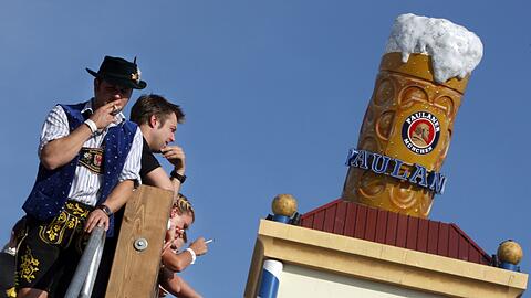 Weggegangen, Platz vergangen: In manchen Oktoberfest-Zelten können Raucher nach einer Zigarette künftig nicht mehr so einfach an ihre Plätze zurückkehren.