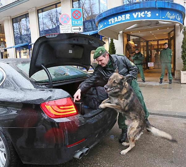 Sicherheitskonferenz in München: Kontrollen der Polizei rund um den Bayerischen Hof.