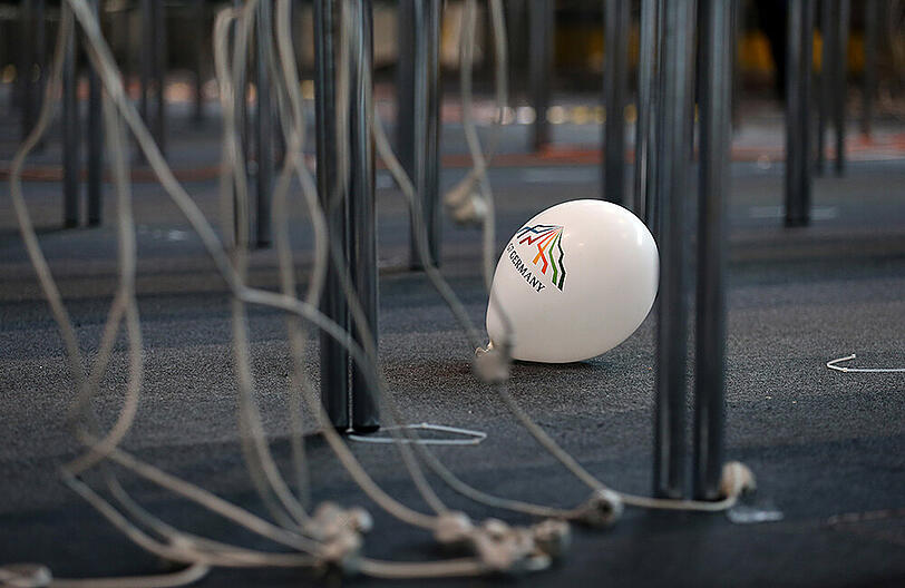 Ein verlassener Luftballon liegt vor dem Pressezentrum in Garmisch auf dem Boden.