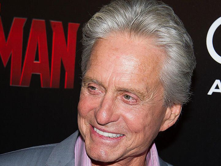 Michael Douglas fällt der Abschied von seiner Mutter schwer. Eine Reise soll jetzt helfen.