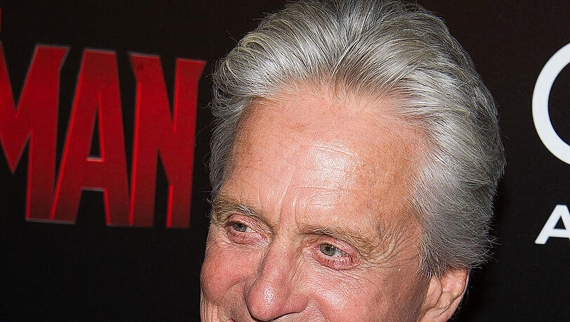 Michael Douglas fällt der Abschied von seiner Mutter schwer. Eine Reise soll jetzt helfen. Michael Douglas fällt der Abschied von seiner Mutter schwer. Eine Reise soll jetzt helfen.