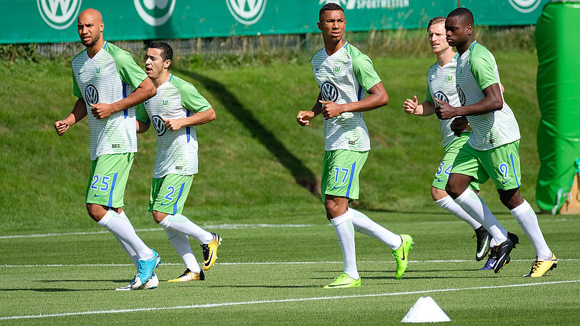 John Anthony Brooks, William Ohis, Felix Uduokhai - zuletzt TSV 1860 -, Marvin Stefaniak und Landry Dimata (von links) im Auftakttraining des VfL Wolfsburg.
