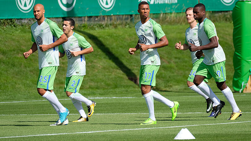 John Anthony Brooks, William Ohis, Felix Uduokhai - zuletzt TSV 1860 -, Marvin Stefaniak und Landry Dimata (von links) im Auftakttraining des VfL Wolfsburg. John Anthony Brooks, William Ohis, Felix Uduokhai - zuletzt TSV 1860 -, Marvin Stefaniak und Landry Dimata (von links) im Auftakttraining des VfL Wolfsburg.