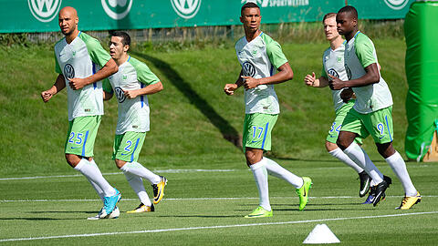 John Anthony Brooks, William Ohis, Felix Uduokhai - zuletzt TSV 1860 -, Marvin Stefaniak und Landry Dimata (von links) im Auftakttraining des VfL Wolfsburg.