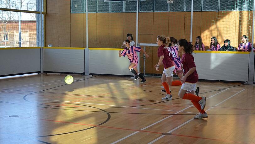 Die Sieger der 30. Stadtmeisterschaft im Jugend-Hallenfußball erhalten eine Urkunde. (Symbolbild) Die Sieger der 30. Stadtmeisterschaft im Jugend-Hallenfußball erhalten eine Urkunde. (Symbolbild)