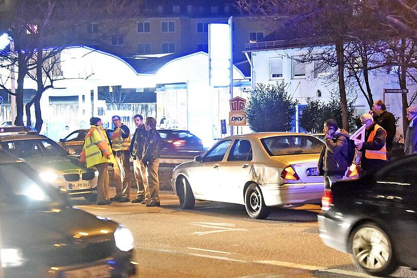 Unfallstelle Tegernseer Landstraße: Am Dienstagabend kollidierte dort ein Lkw mit einem Auto.