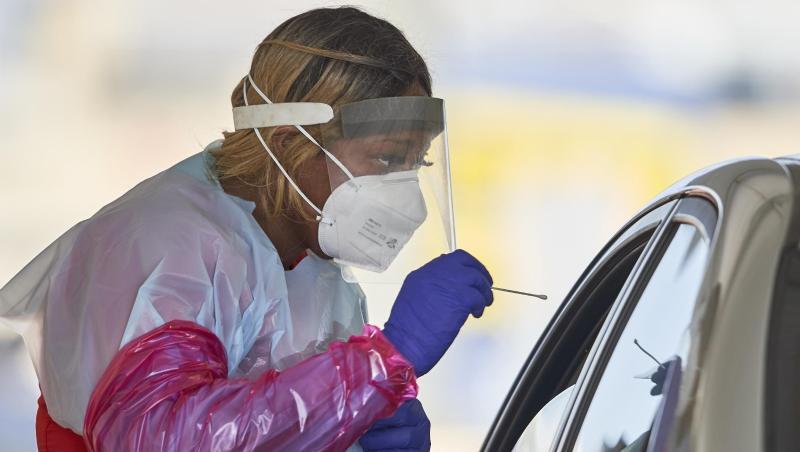 Eine Krankenschwester in Schutzanzug nimmt in Omaha einen Nasenabstrich von einem Patienten für einen Corona-Schnelltest. Eine Krankenschwester in Schutzanzug nimmt in Omaha einen Nasenabstrich von einem Patienten für einen Corona-Schnelltest.