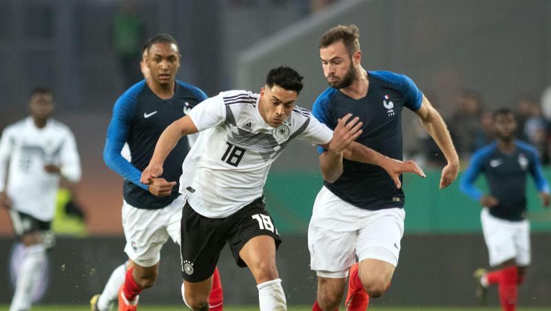 DFB-Akteur Nadiem Amiri (M) versucht dem Franzosen Lucas Tousart zu enteilen. DFB-Akteur Nadiem Amiri (M) versucht dem Franzosen Lucas Tousart zu enteilen.