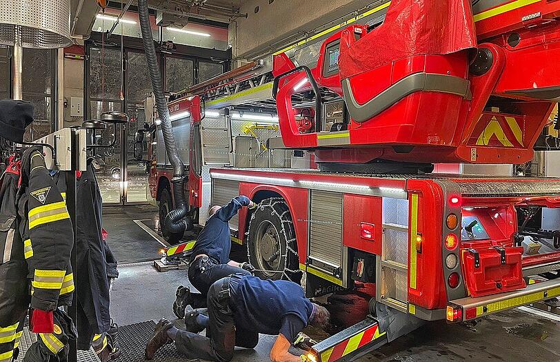 In der Nacht auf Samstag wurden die Einsatzfahrzeuge der Feuerwehr mit Schneeketten ausgerüstet.