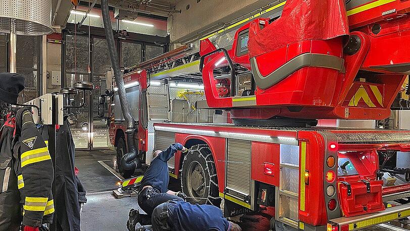 In der Nacht auf Samstag wurden die Einsatzfahrzeuge der Feuerwehr mit Schneeketten ausgerüstet. In der Nacht auf Samstag wurden die Einsatzfahrzeuge der Feuerwehr mit Schneeketten ausgerüstet.