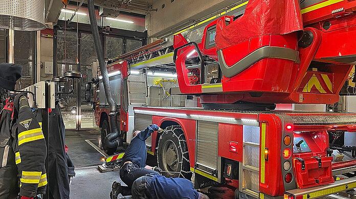 In der Nacht auf Samstag wurden die Einsatzfahrzeuge der Feuerwehr mit Schneeketten ausgerüstet.