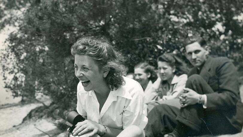 Roosje Glaser im Dünensand 1942, kurz vor ihrer Verhaftung. Eine Ausstellung in der Pasinger Fabrik erzählt das Leben der jungen Tanzlehrerin aus den Niederlanden. Sie überlebte die Gefangenschaft im Konzentrationslager Auschwitz.