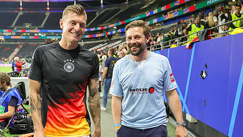 Fußball: EM, Schweiz - Deutschland, Vorrunde, Gruppe A, 3. Spieltag, Frankfurt Arena, Deutschlands Spieler Toni Kroos (l) unterhält sich nach dem Spiel mit TV-Moderator Klaas Heufer-Umlauf.
