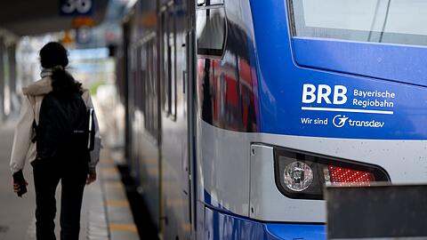 Die Bahnstrecke München-Holzkirchen ist bis Ende Juli gesperrt. 8Symbolbild)