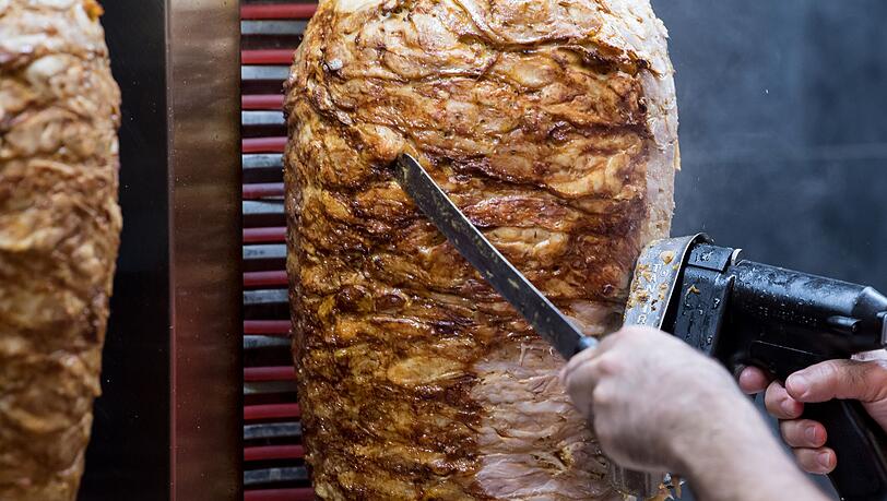 Eigentlich sollten die Spieße gegrillt werden - nach dem Unfall landeten sie auf der Autobahn. (Symbolbild)