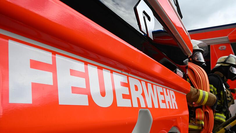 Feuerwehrleute schlugen die Scheibe des Autos ein und retteten den S&auml;ugling. (Symbolbild)