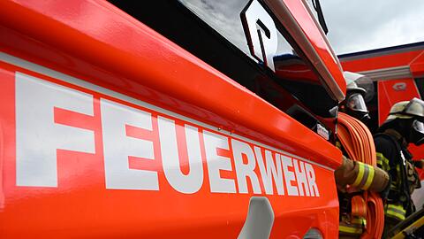 Feuerwehrleute schlugen die Scheibe des Autos ein und retteten den S&auml;ugling. (Symbolbild)