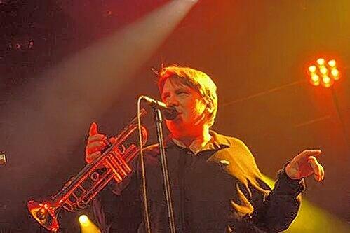 Der mit der Trompete trauert: Sänger Sven Regener von &bdquo;Element of Crime&ldquo; in der Erlanger Heinrich-Lades-Halle.