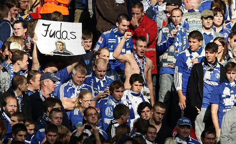 Anti-Neuer-Plakate und Schmährufe auf Schalke gegen Manuel Neuer.