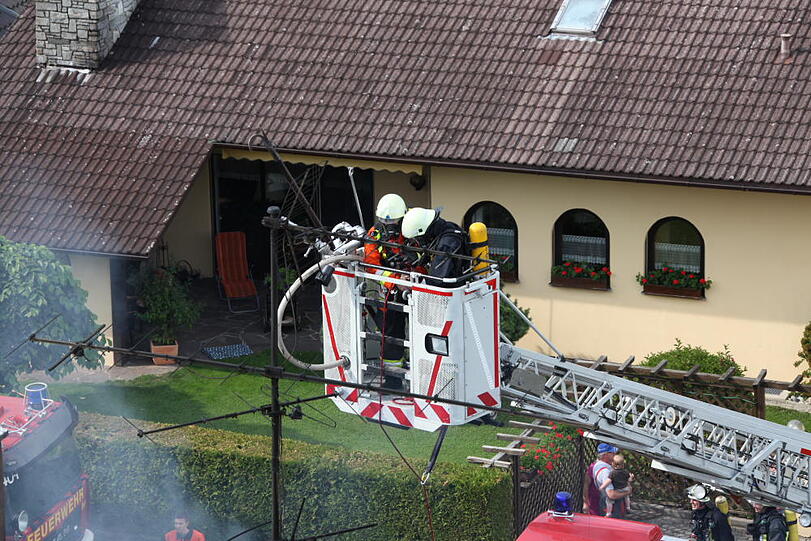 Rauchschwaden in Eiselfing: Ein Wohnhaus steht in Flammen.