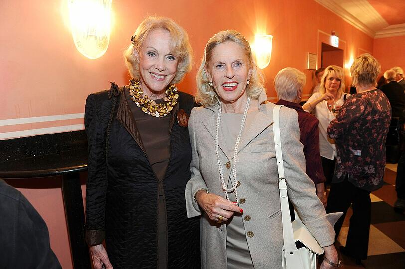 Ellen Kessler und Gabriele Gräfin von Faber Castell bei der Premiere der Komödie "Omma Superstar" im Bayerischen Hof in München.
