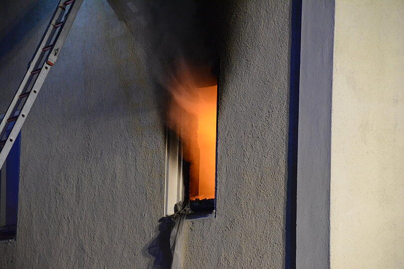 Zum Vollbrand eines Wohnhauses wurden die Feuerwehren aus Vilsbiburg, Seyboldsdorf, Aich und Bonbruck in der Nacht von Freitag auf Samstag kurz vor ein Uhr alarmiert.