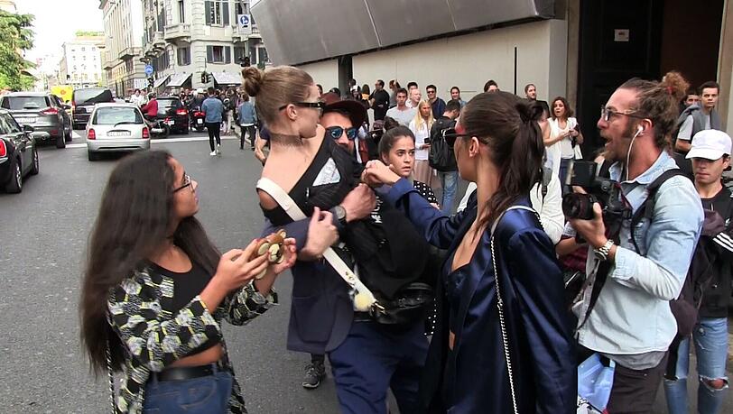 Der Angriff des dreisten Promi-Jägers auf Gigi Hadid in Bildern. Der Angriff des dreisten Promi-Jägers auf Gigi Hadid in Bildern.