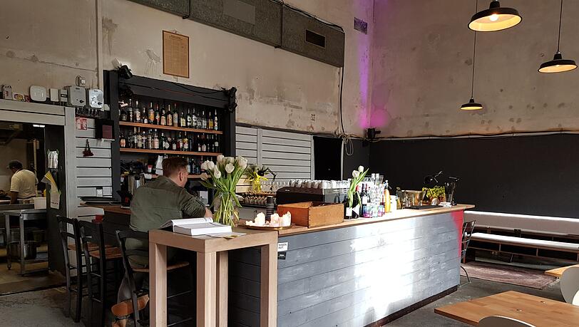 In dem alten Heizkraftwerk steckt viel Arbeit und Liebe zum Detail: Die Bar im Electric Elephant hätten sie mit ihren eigenen Händen gebaut, sagen die MMA-Betreiber. In dem alten Heizkraftwerk steckt viel Arbeit und Liebe zum Detail: Die Bar im Electric Elephant hätten sie mit ihren eigenen Händen gebaut, sagen die MMA-Betreiber.