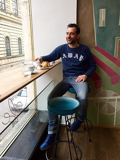 Fernsehkoch Martin Baudrexel an seinem Lieblingsplatz im Stereo Café: am großen Fenster mit Blick auf die Residenzstraße.