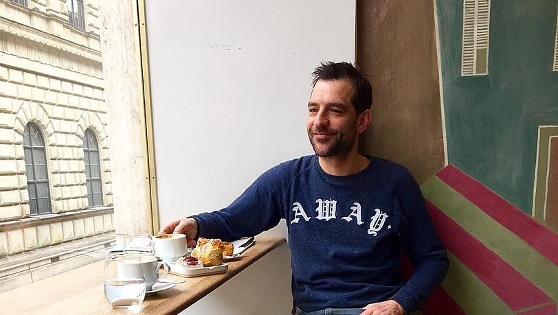 Fernsehkoch Martin Baudrexel an seinem Lieblingsplatz im Stereo Café: am großen Fenster mit Blick auf die Residenzstraße. Fernsehkoch Martin Baudrexel an seinem Lieblingsplatz im Stereo Café: am großen Fenster mit Blick auf die Residenzstraße.