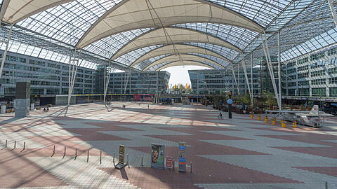 Ein Bild von Mitte April: Der Münchner Flughafen menschenleer.