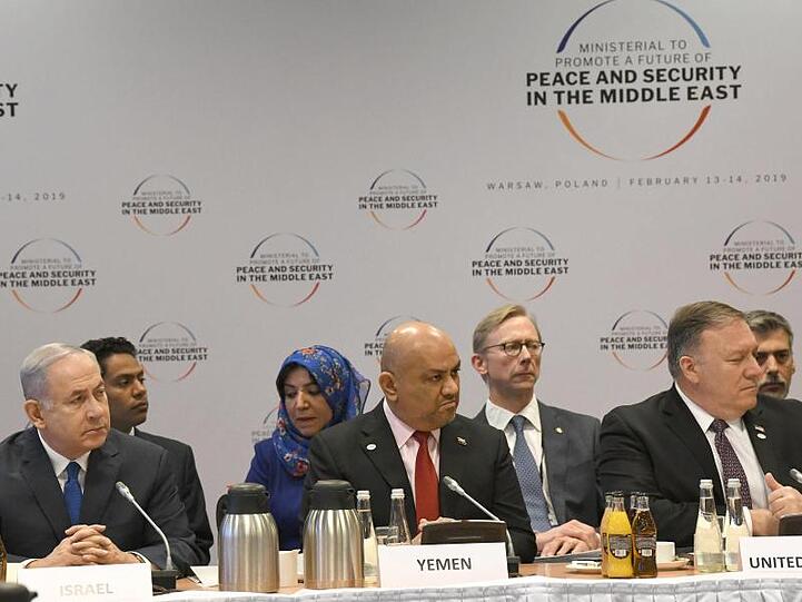 Der israelische Premierminister Benjamin Netanjahu (l) sitzt bei der Nahost-Konferenz in Warschau neben den Außenministern des Jemen und der USA, Khaled al-Yamani und Mike Pompeo.