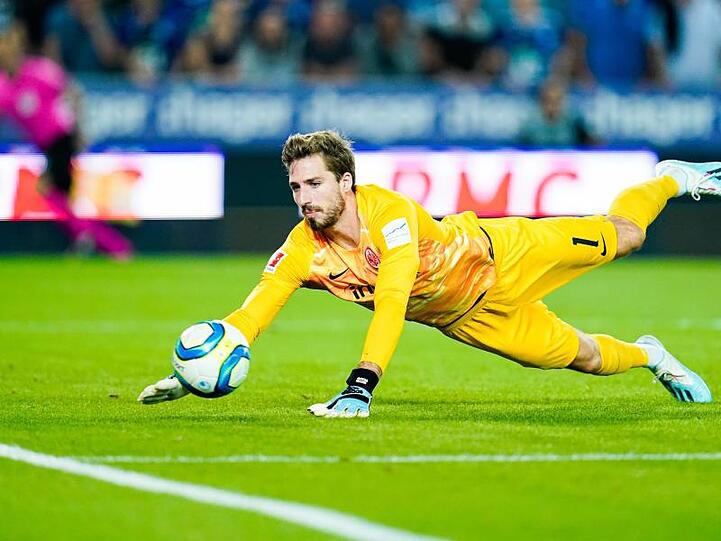 Kevin Trapp sieht Eintracht Frankfurt verbessert.