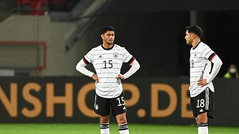 Die DFB-Spieler Mahmoud Dahoud (l) und Nadiem Amiri waren nach dem 3:3 gegen die Türkei enttäuscht.