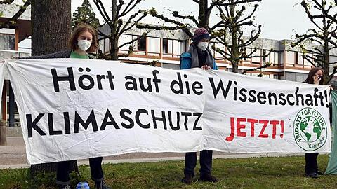Mitglieder der Karlsruher Gruppe von Fridays for Future vor dem Bundesverfassungsgericht.