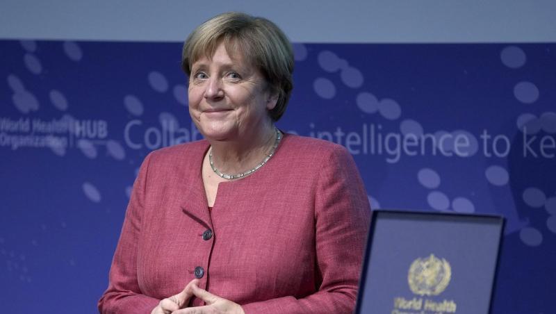 Kanzlerin Angela Merkel erhält während der Einweihungsfeier die Auszeichnung "WHO Global Leadership Award".