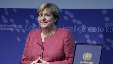 Kanzlerin Angela Merkel erhält während der Einweihungsfeier die Auszeichnung "WHO Global Leadership Award".