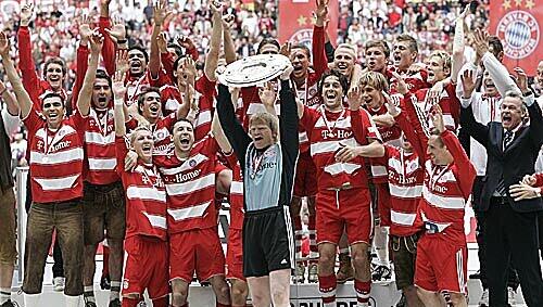 Oliver Kahn verabschiedet sich von der Bundesliga-Bühne. Oliver Kahn verabschiedet sich von der Bundesliga-Bühne.