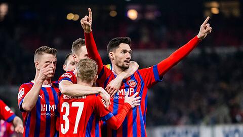 Heidenheims Tim Kleindienst (r) jubelt nach einem Tor mit seinen Mitspielern.
