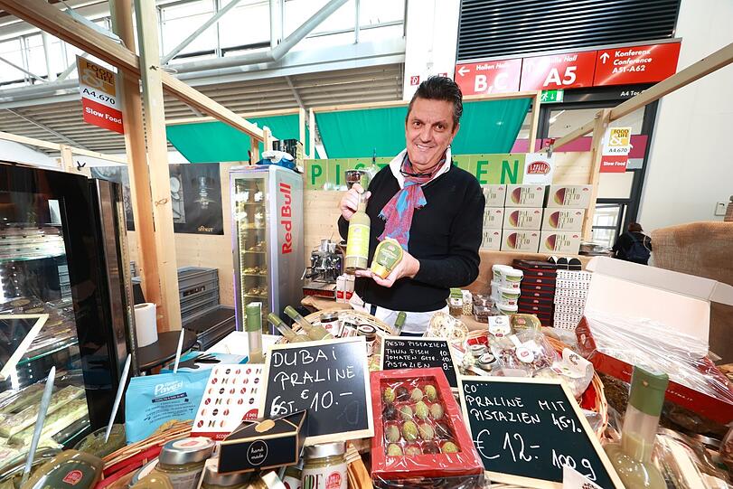 Der Sizilianer bietet zahlreiche Produkte aus der Steinfrucht an. Seine Pistazien kommen direkt vom Fuße des Vulkan Ätna.