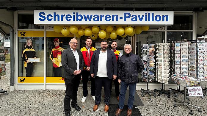 Von links: Frieder Vogelsgesang (CSU), Vorsitzender des Bezirks Pasing-Obermenzing, Stefan Kutzer, Vertriebsleiter Deutsche Post und DHL, Filialpartner Recep Cakil, Frank Mayer, Vertriebsmanager Deutsche Post und DHL, Stadtrat Wienfried Kaum (CSU).
