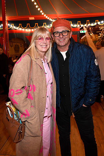 Auch Schauspieler Hans Sigl und seine Frau waren im Zirkus-Fieber. Auch Schauspieler Hans Sigl und seine Frau waren im Zirkus-Fieber.