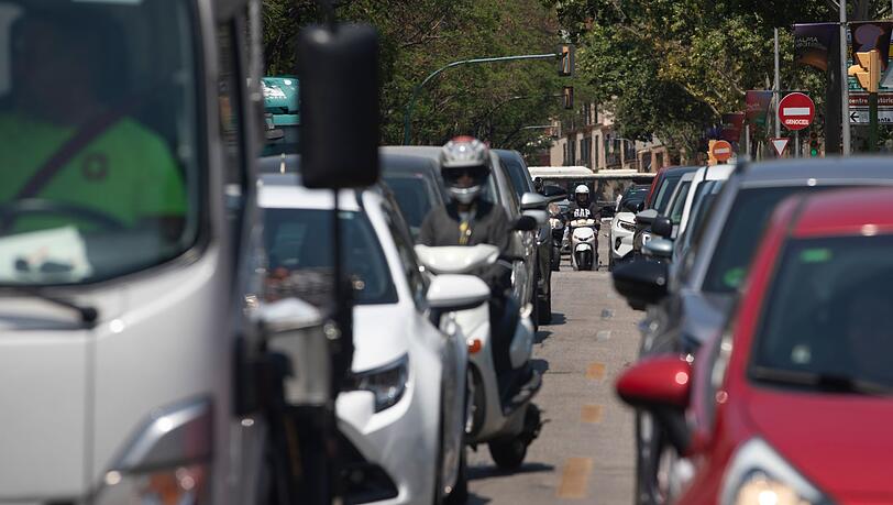 Im Zentrum Palmas gibt es seit Jahresbeginn eine Umweltzone, in die Urlauberautos mit ausländischem Kennzeichen - auch wenn sie schadstoffarm oder sogar elektrisch sind - nicht einfahren dürfen. (Archivbild)
