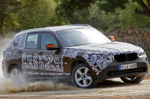 Geht gut ums Eck: Der noch getarnte BMW X1 bei einer staubigen Testfahrt.