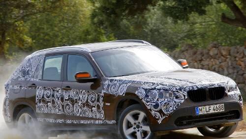 Geht gut ums Eck: Der noch getarnte BMW X1 bei einer staubigen Testfahrt. Geht gut ums Eck: Der noch getarnte BMW X1 bei einer staubigen Testfahrt.