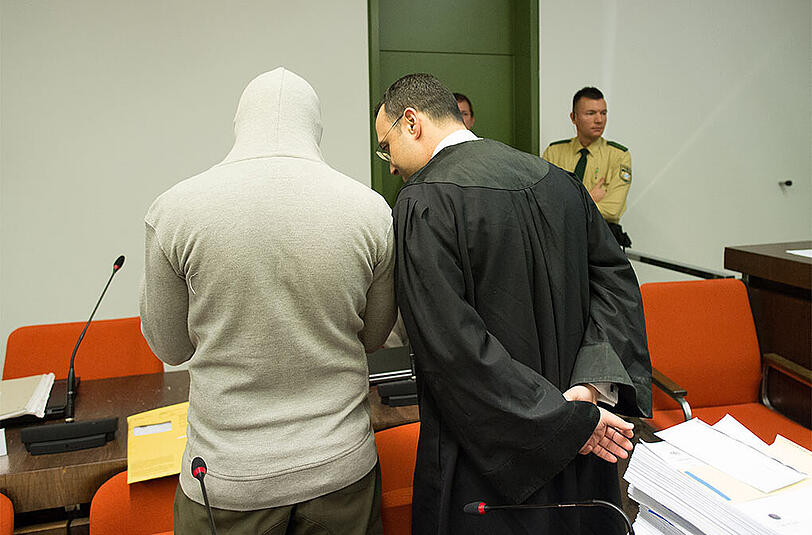 Der 27-jährige Angeklagte (l.) soll als Mitglied der Gruppe "Junud Al-Sham" am Terror in Syrien beteiligt gewesen zu sein. Er muss sich wegen gemeinschaftlichen Mordes verantworten.